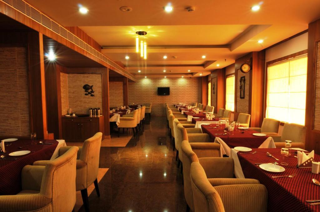 Hotel Seetal Бхубанешвар Екстериор снимка